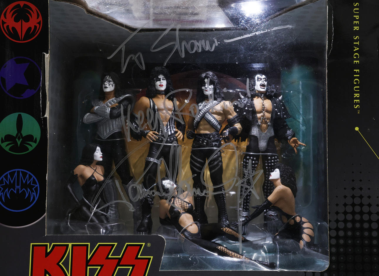 KISS LOVE GUN DELUXE BOXED SET, SIGNED. Collectables - Music