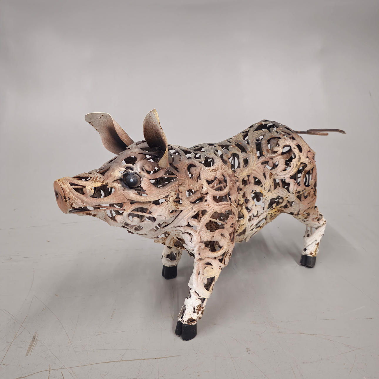 SCHWEINCHEN AUS LAMINIERTEM EISEN.