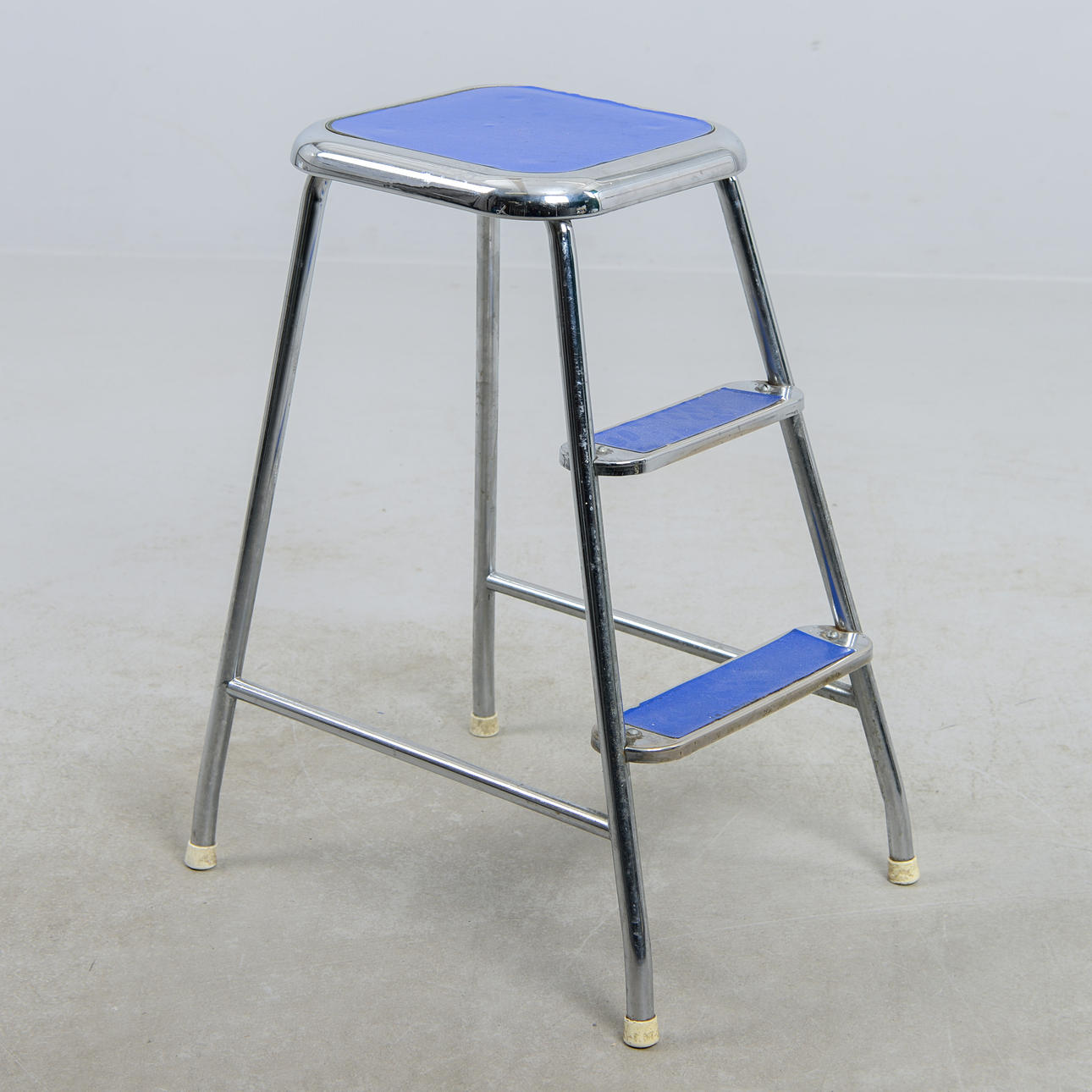 A 20th-century Awab stepladder.