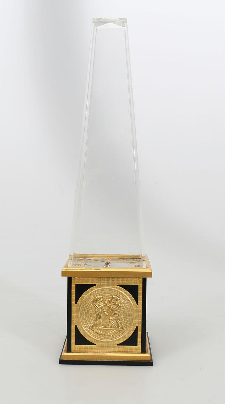 BORDSUR, gulmetall, svart plast och plastobelisk, Jaeger, Schweiz, empirestil, 1900-talets andra hälft.