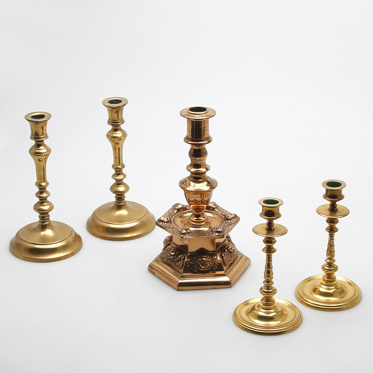 PARTI LJUSSTAKAR i mässing och malm, 5 delar varav 2 par.