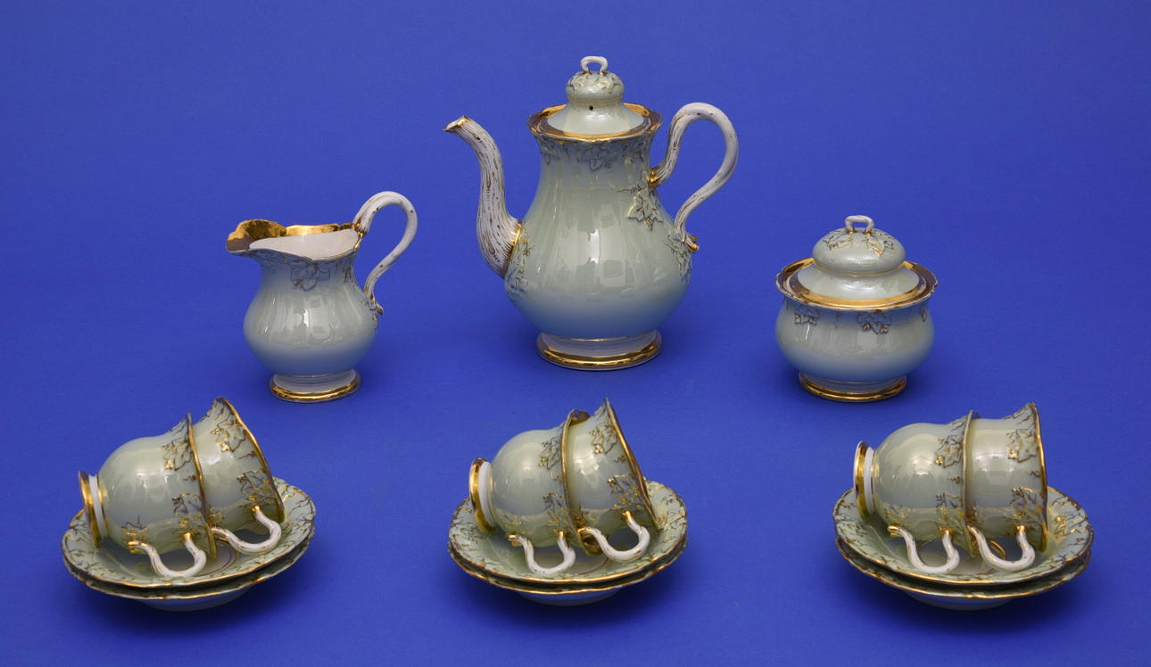 MEISSNER KAFFEESERVICE. ljusgrön med stänk guld.