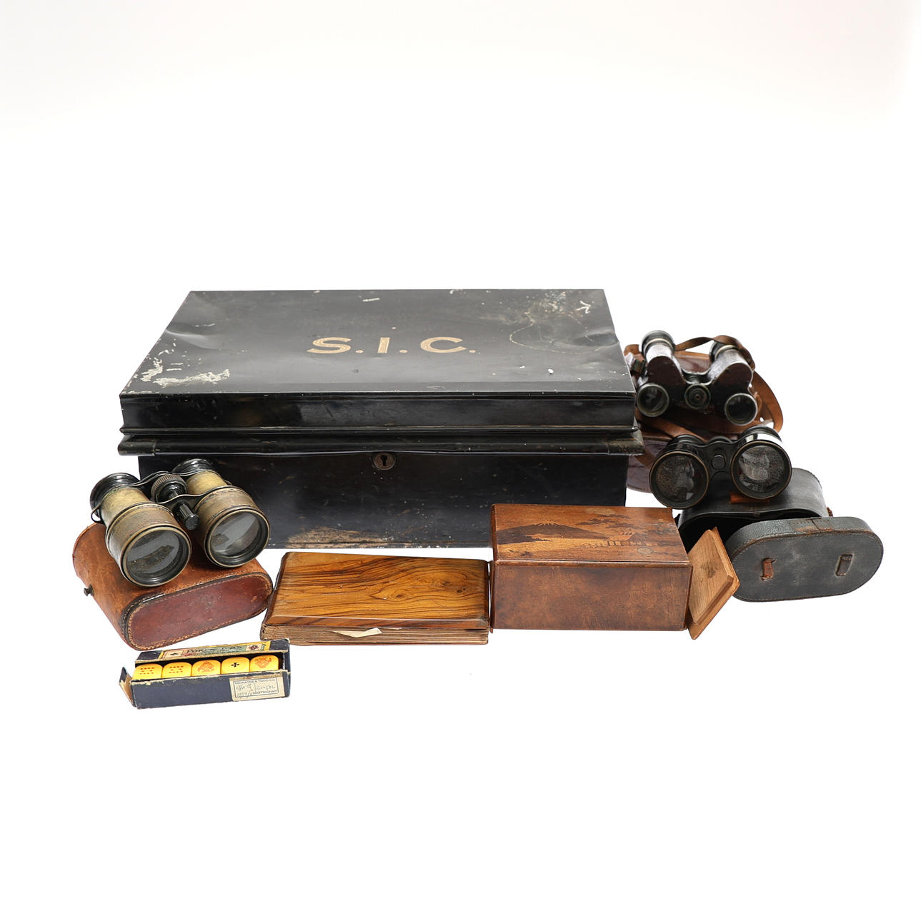 EN BLANDET MASSE FORSKELLIGE SAMLEROBJEKTER.