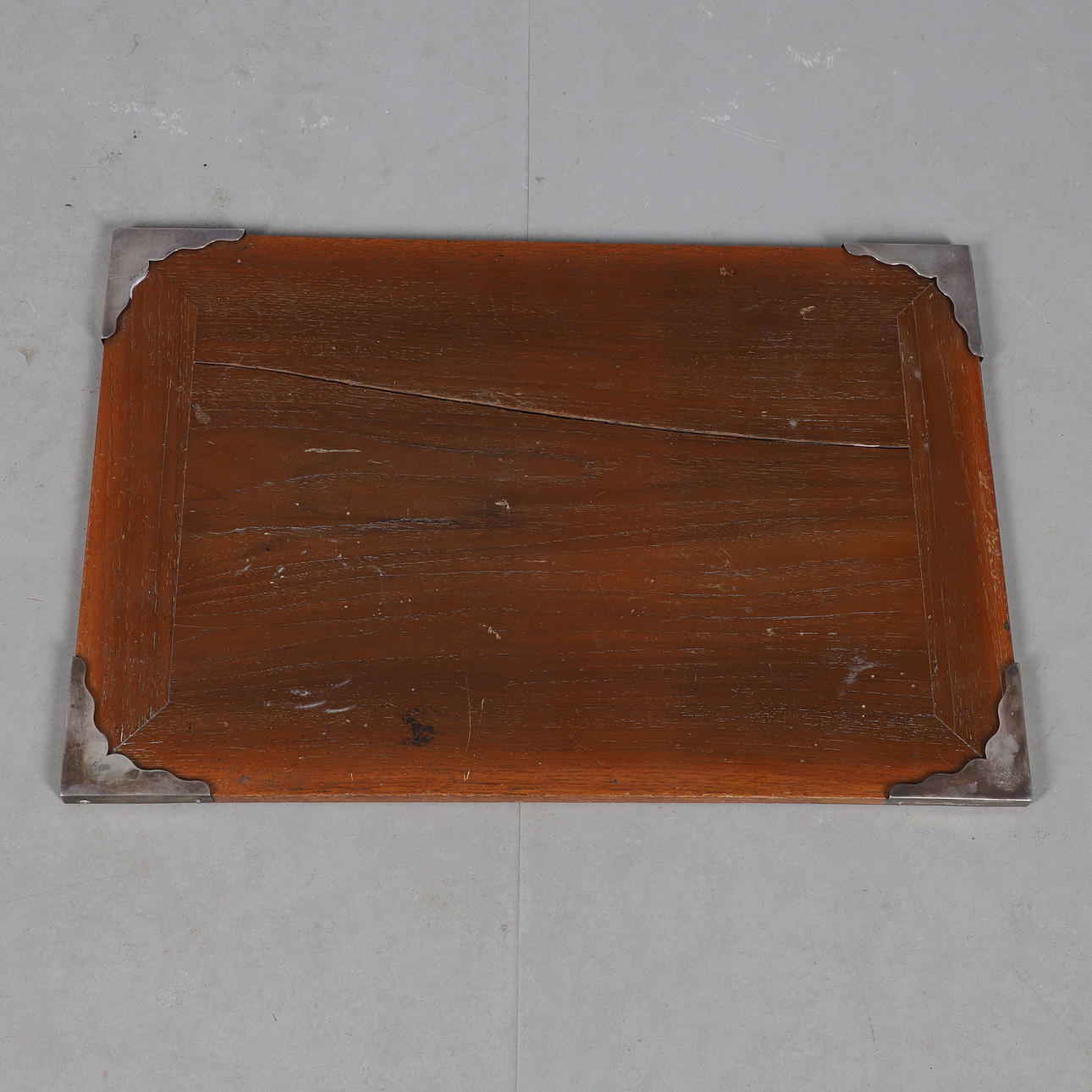 EIN SILBERMONTIERTES EICHENBRETT.