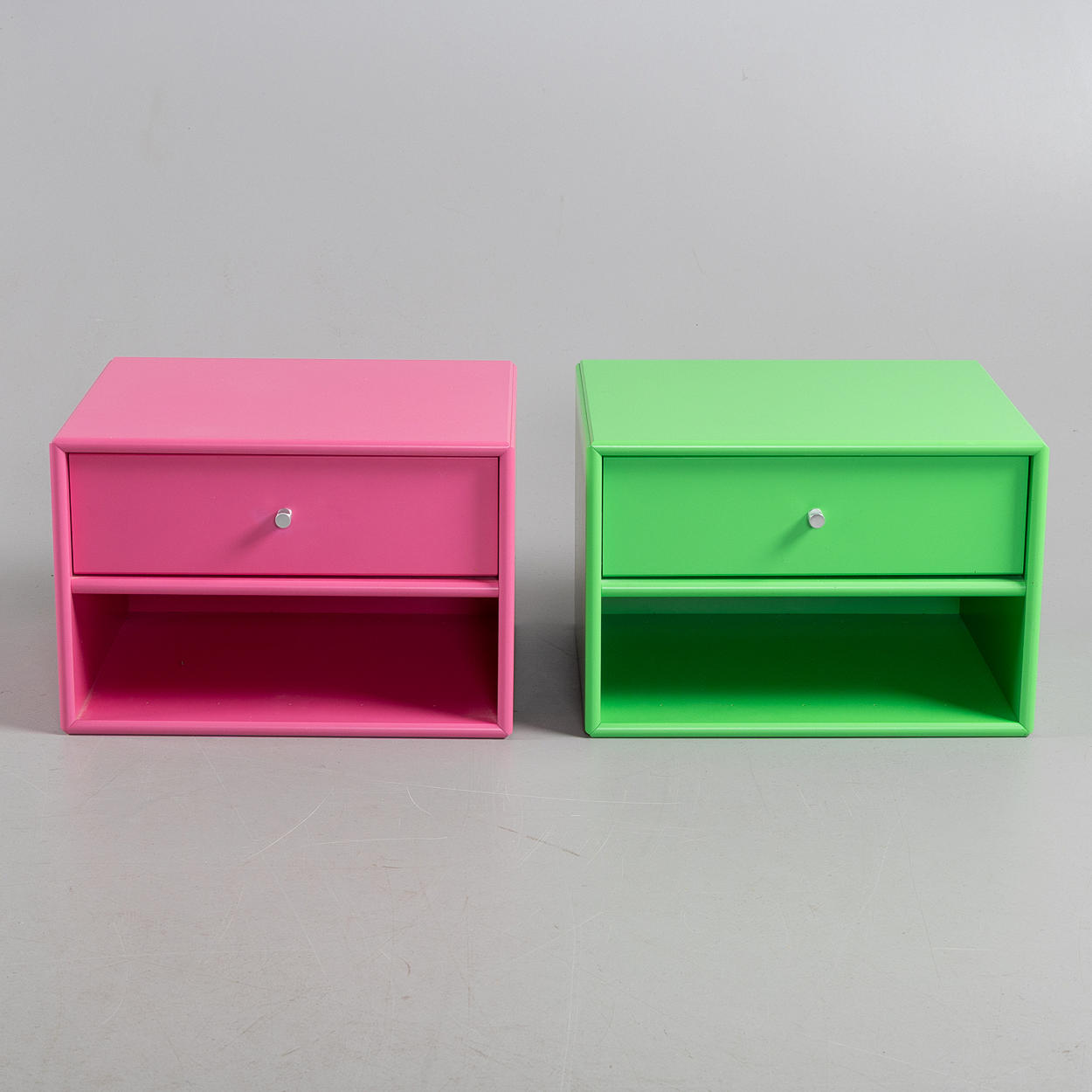 PETER J. LASSEN. Montana, 2 sengeborde, til vægmontering.