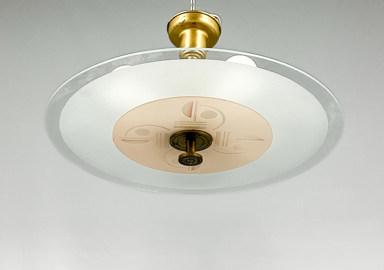 Deckenlampe aus Glas, Messingrahmen, 20. Jahrhundert.
