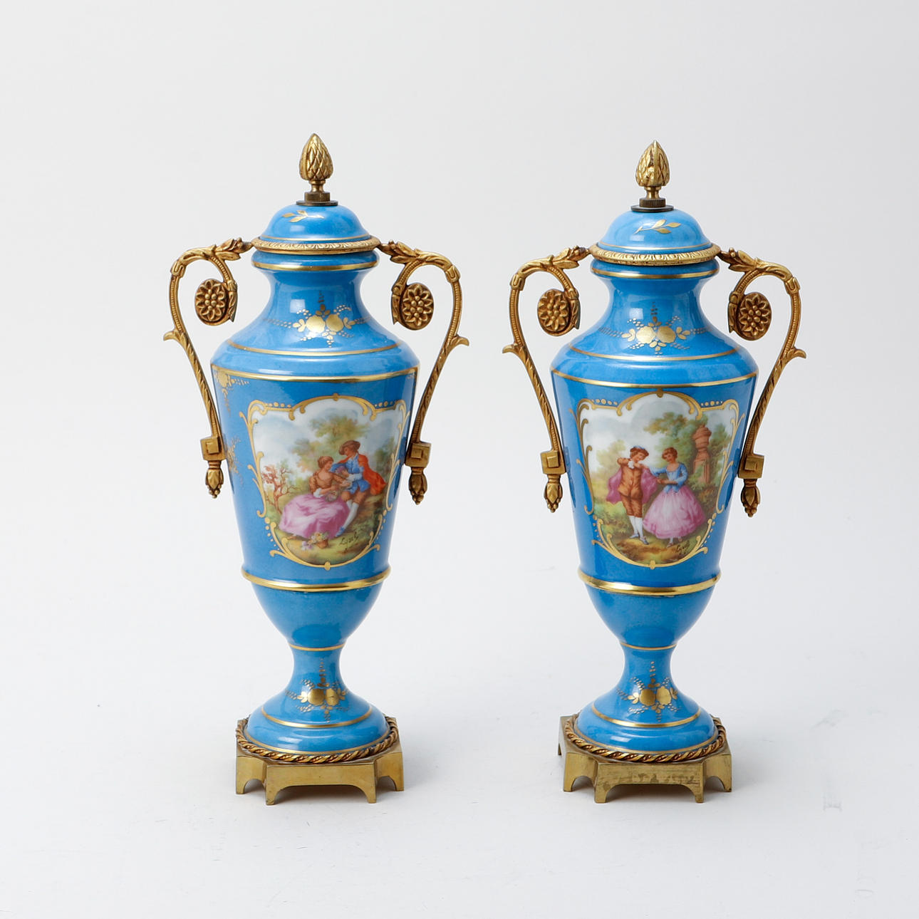 BORDSGARNITYR, 2 st, porslin och metall, Sévres.