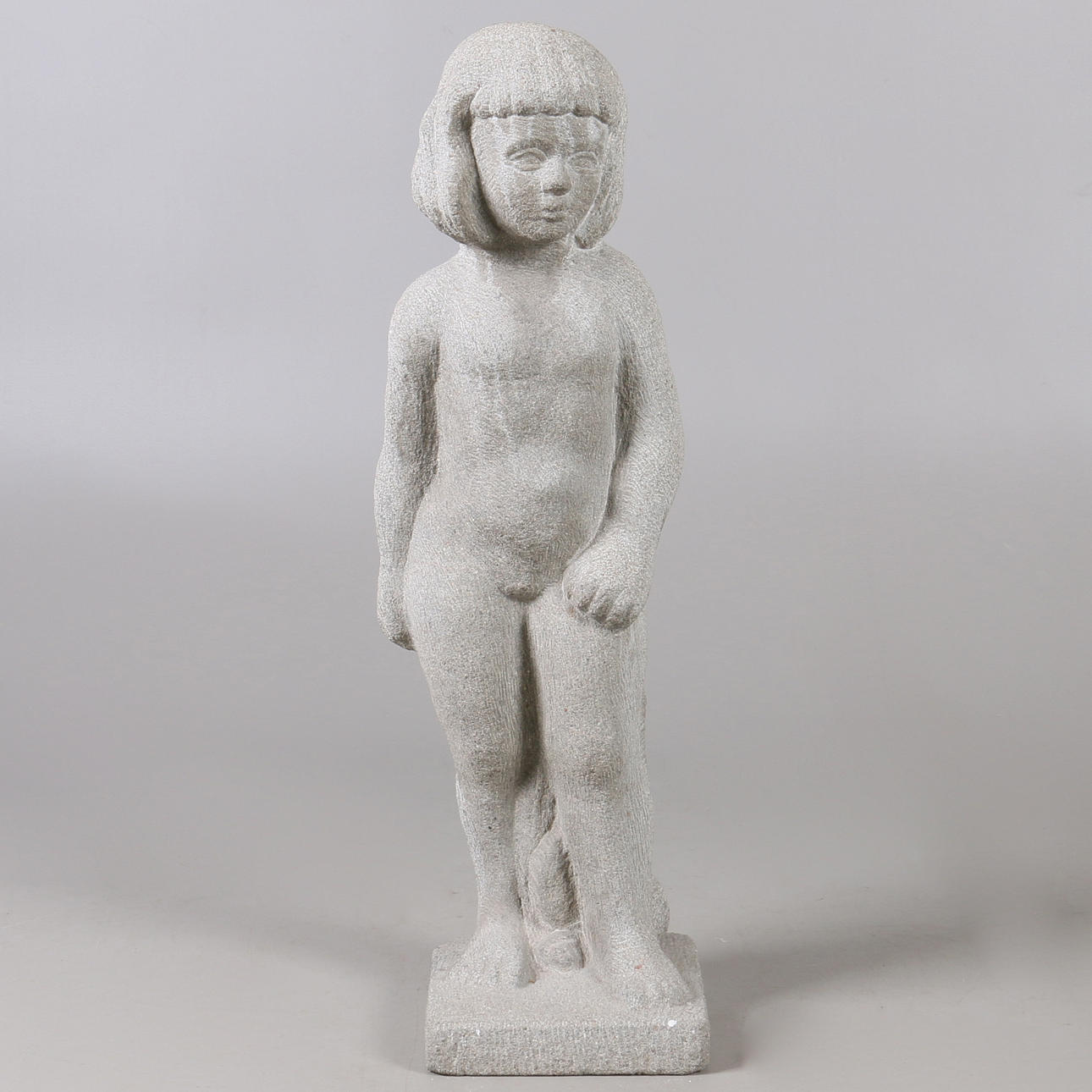 SKULPTUR, sten, liten flicka, 1900-talets andra hälft.