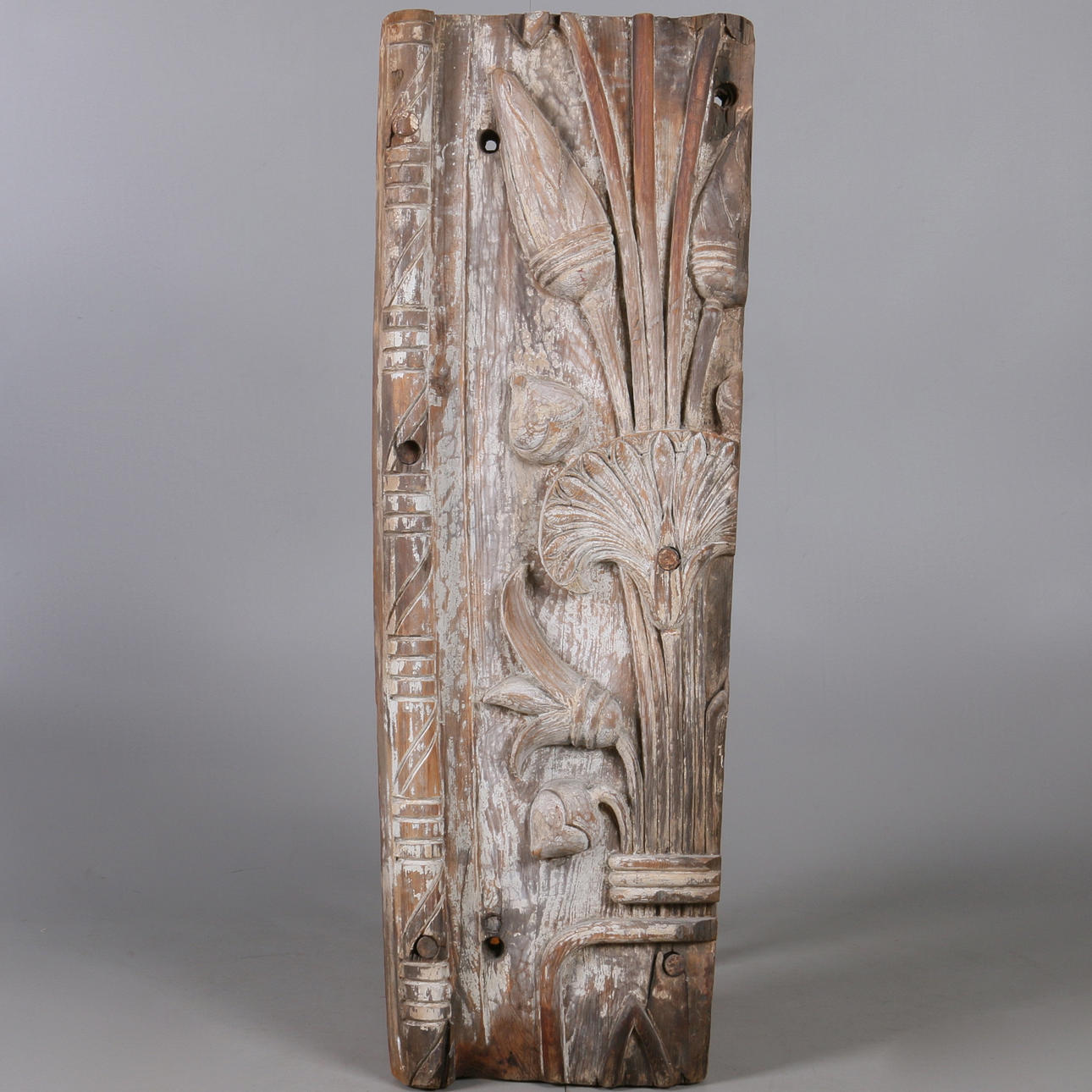 TRÄSTYCKE, utskuren dekor, 1700/1800-tal.