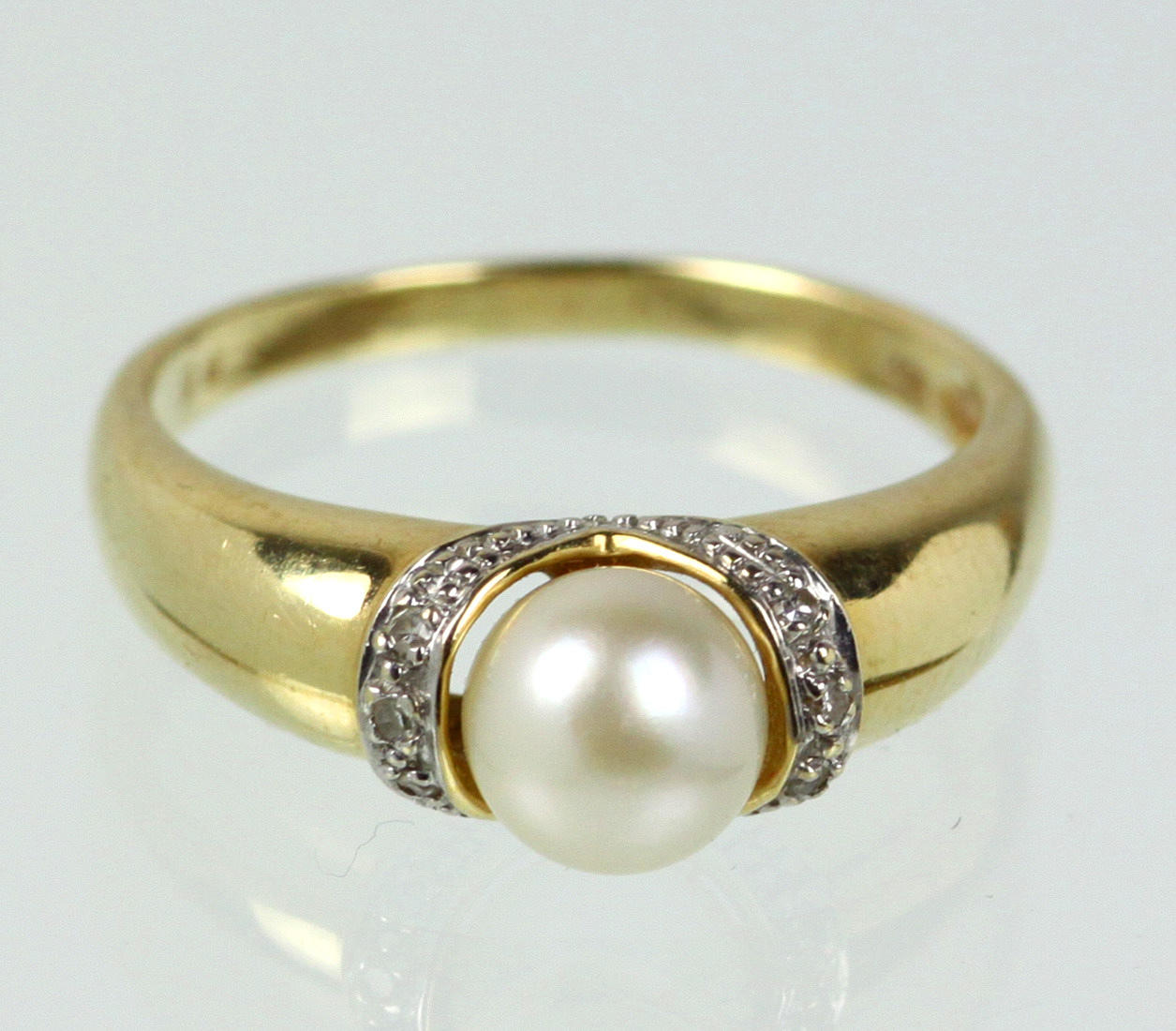 AKOYA PÄRLA RING, diamanter, 585 gult guld.