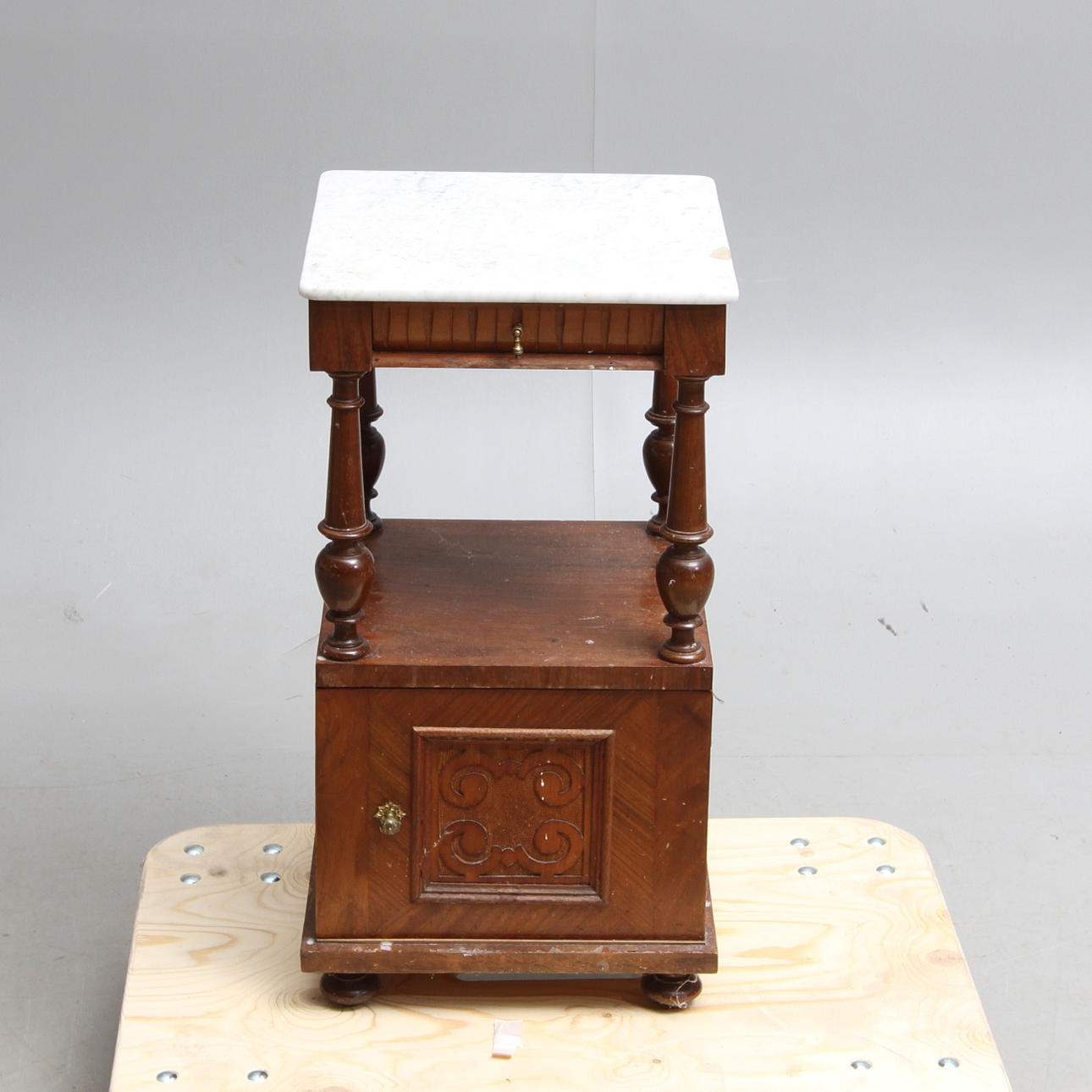 POTTSKÅP, med stenskiva, 1900-tal.