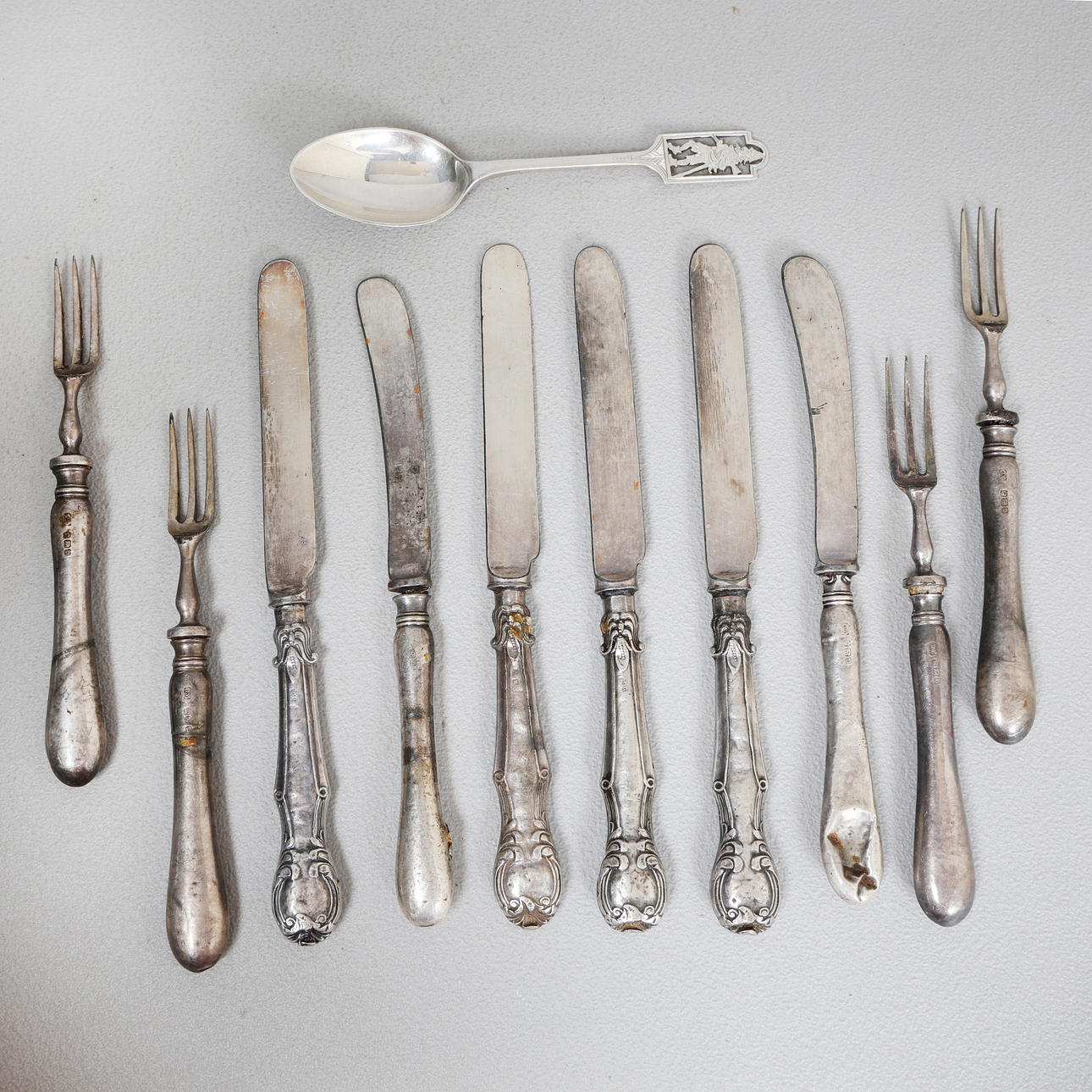 A COLLECTION OF SILVER & SILVER HANDLED FLATWARE (11).