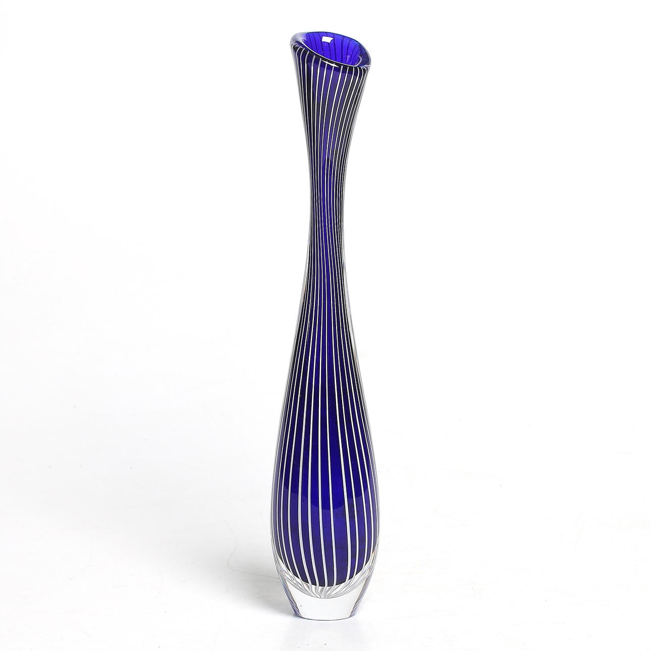 VICKE LINDSTRAND. Vas, glas, signerad, Kosta, 1900-talets mitt.