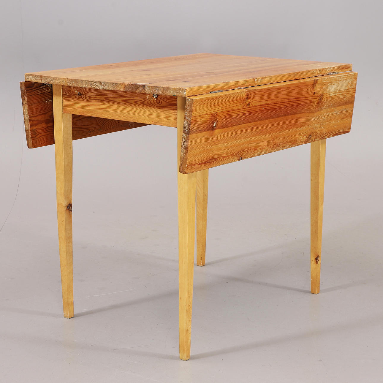 Flap table. A pine tree, 20th century.
