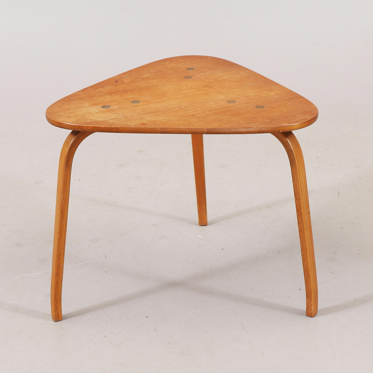 YNGVE EKSTRÖM. A coffee table/side table, “Hook”, ESE-Möbler AB, Vaggeryd, 1950s.