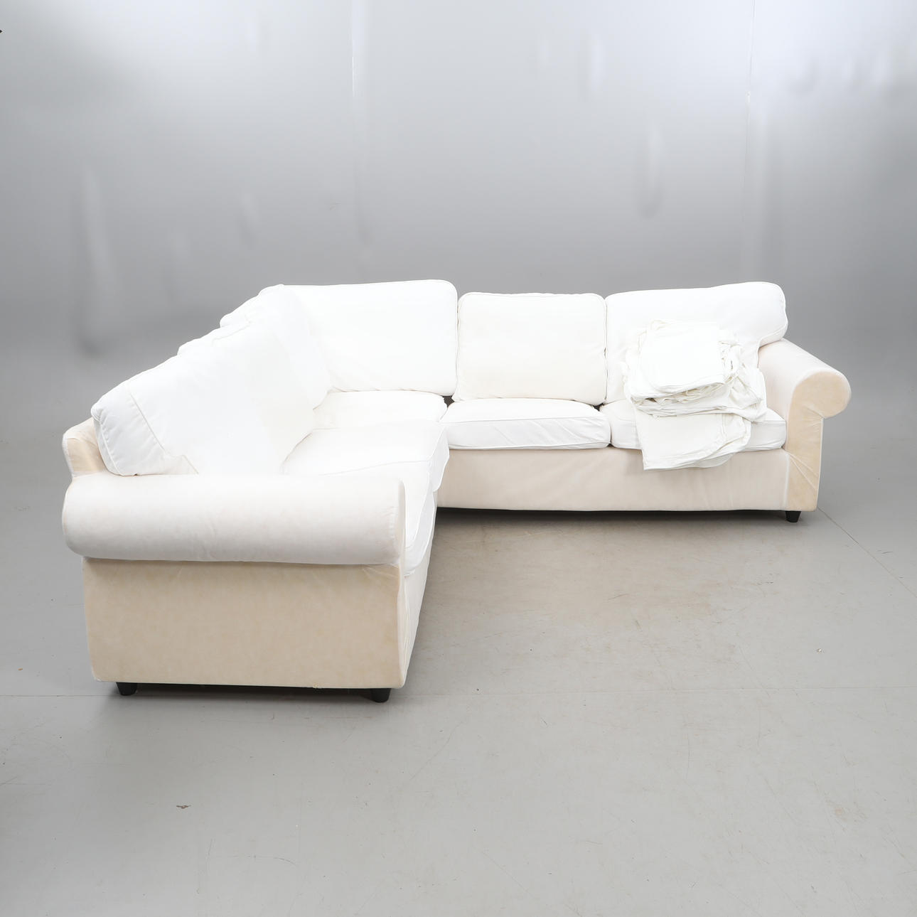 Kulmasohva ”Ikea”, nykyaikainen.