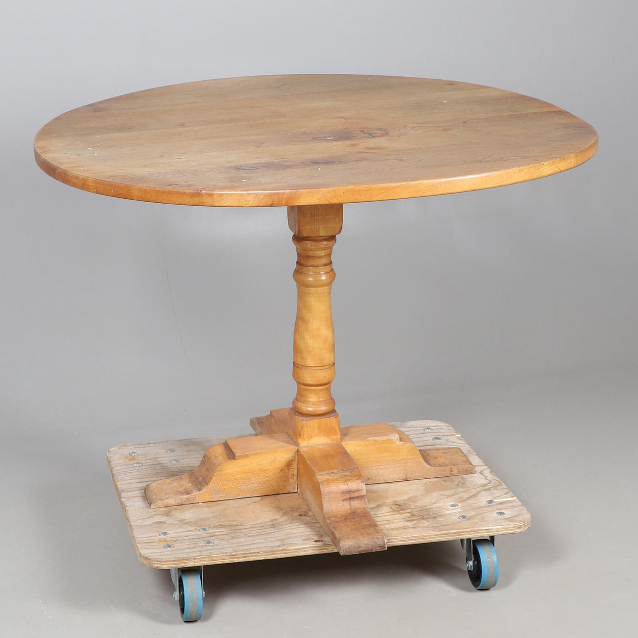 AN OAK ROUND TOP TABLE.