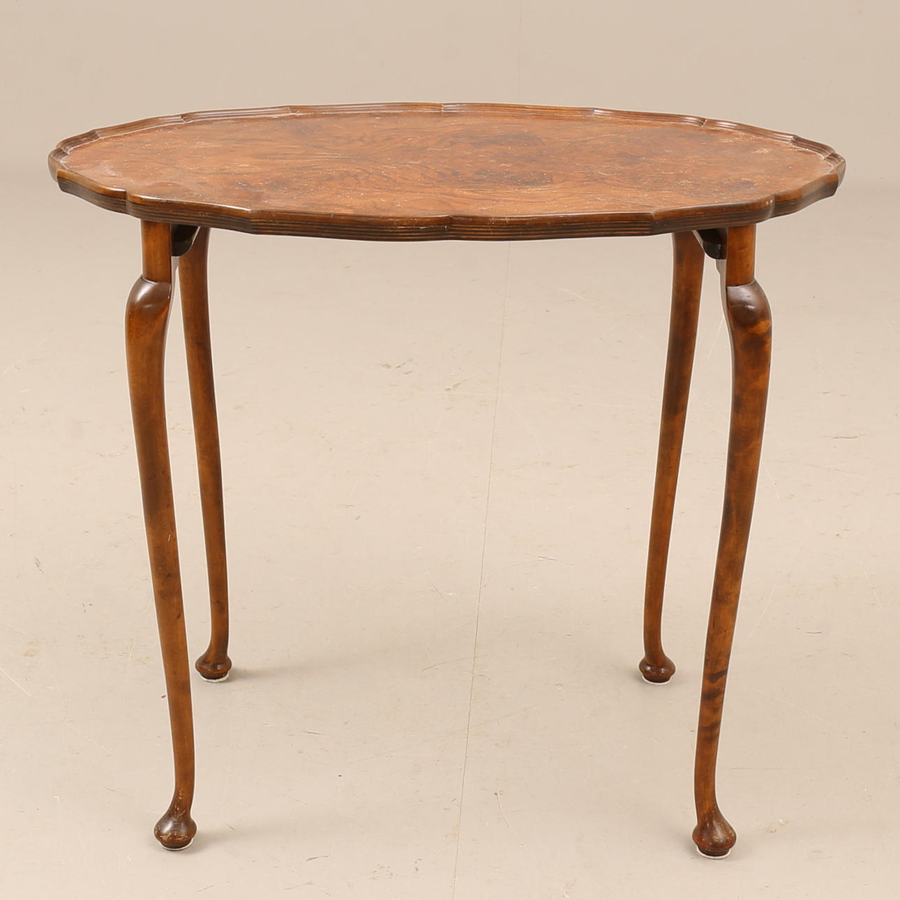 Una mesa de madera, siglo XX.