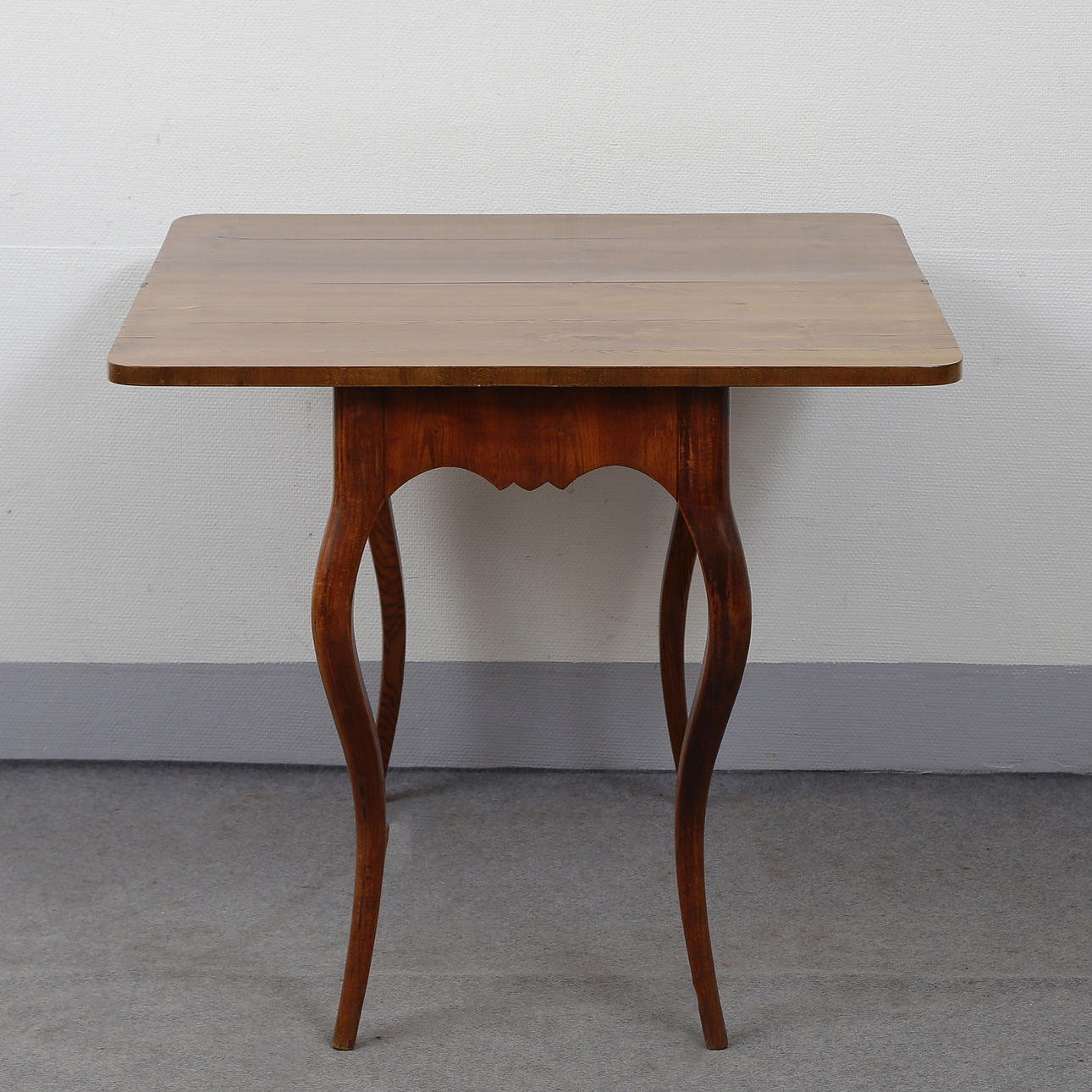 AN ELM GAMING TABLE, 19TH CENTURY.