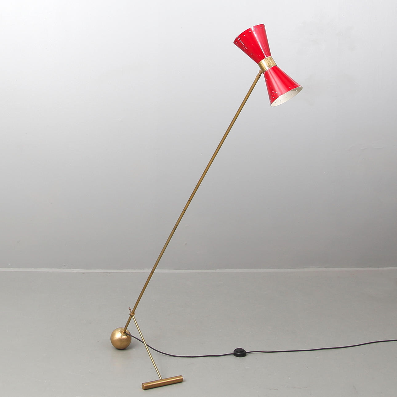 GOLVLAMPA, mässing och bemålad plåt, 1950-tal, ställbar.