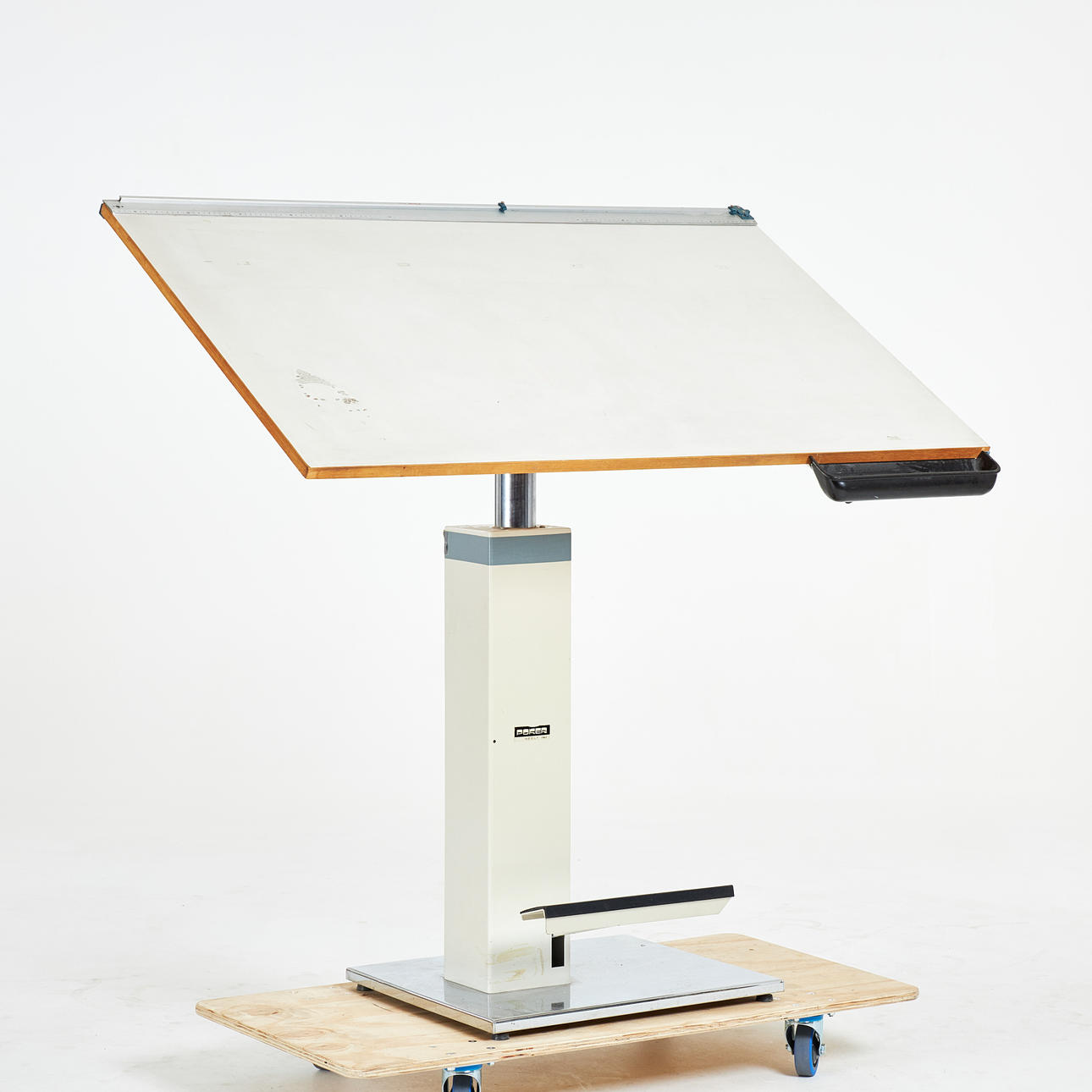 DRAWING BOARD. “Poker Architetto”, from Neolt.