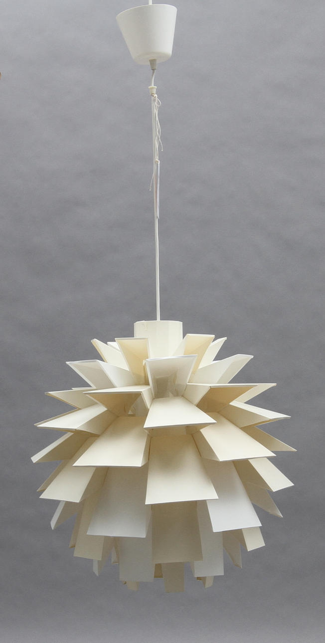 TAKLAMPA, vit plast. Höjd ca 50 cm.