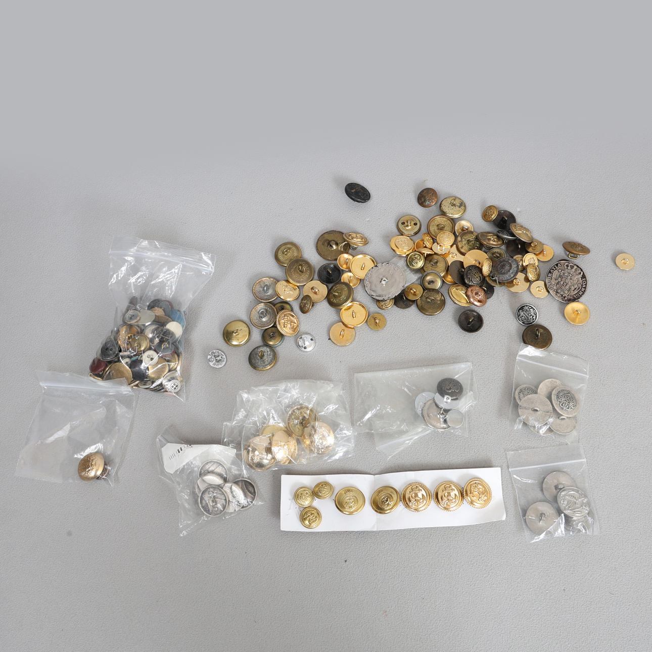 A COLLECTION OF GILT & OTHER BUTTONS.