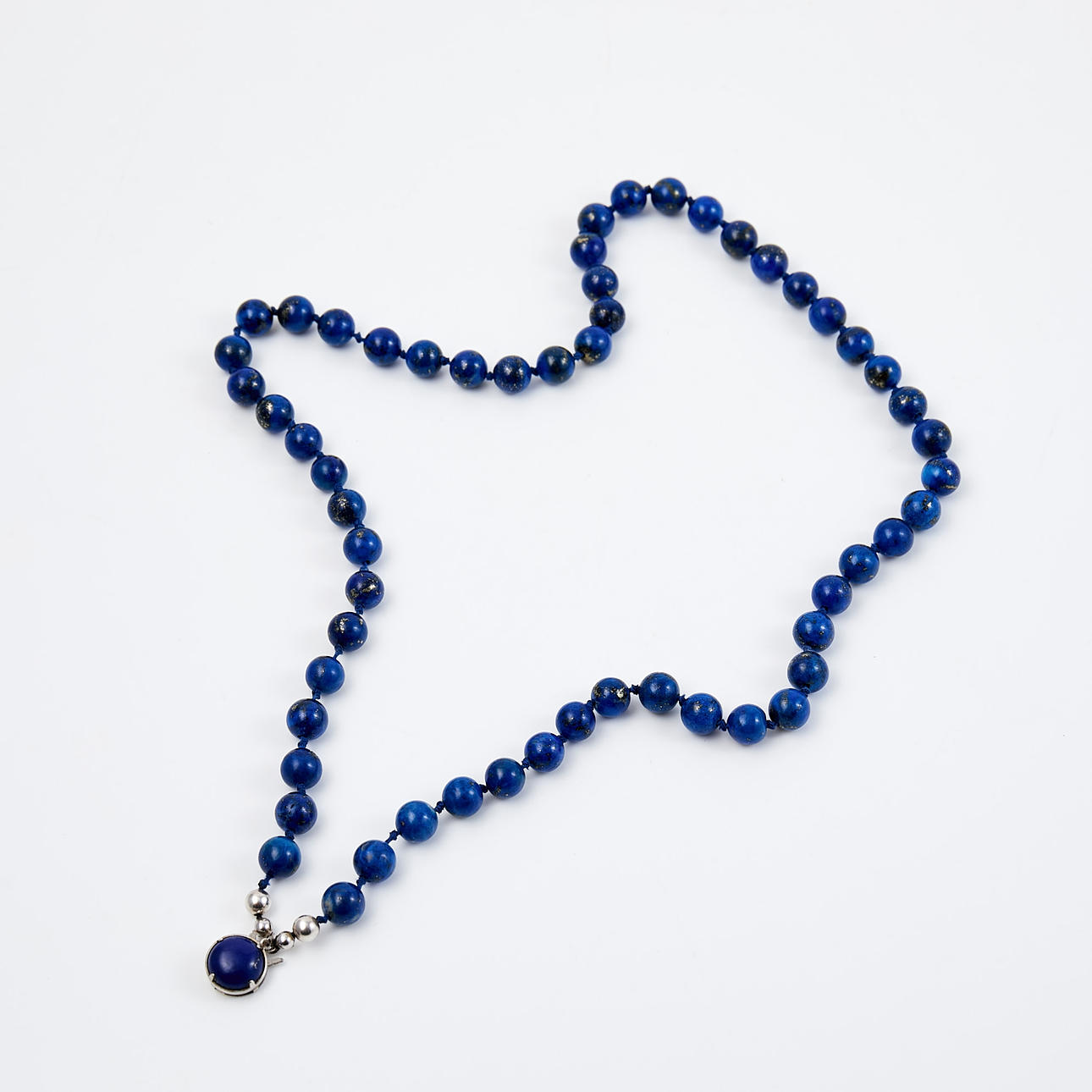 Collar, perlas de lapislázuli, cierre de plata.