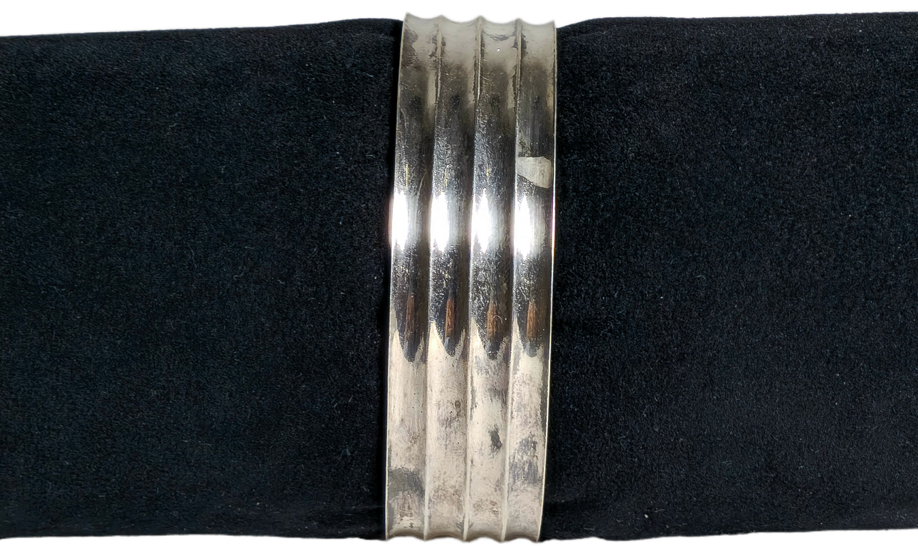 PULSERA RÍGIDA EN PLATA AJUSTABLE.