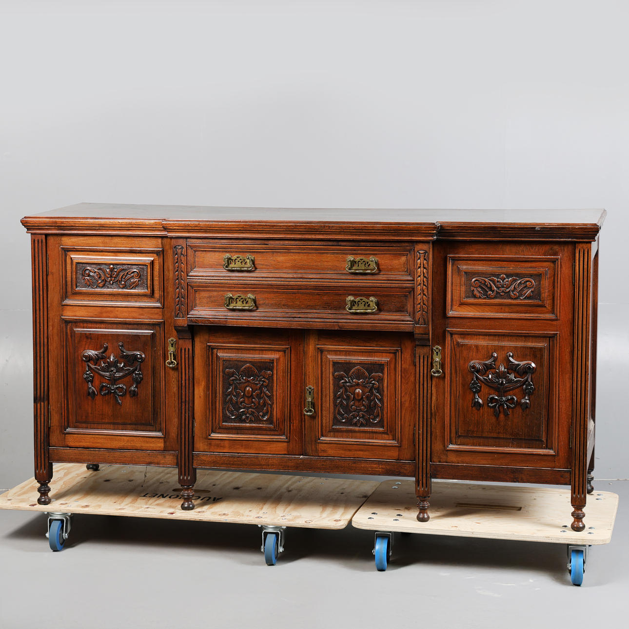 AN EDWARDIAN MAHOGANY SIDEBOARD.