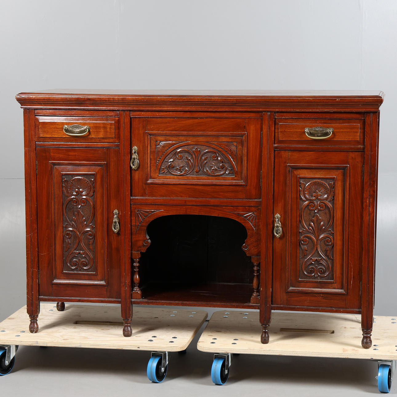 AN EDWARDIAN MAHOGANY SIDEBOARD.