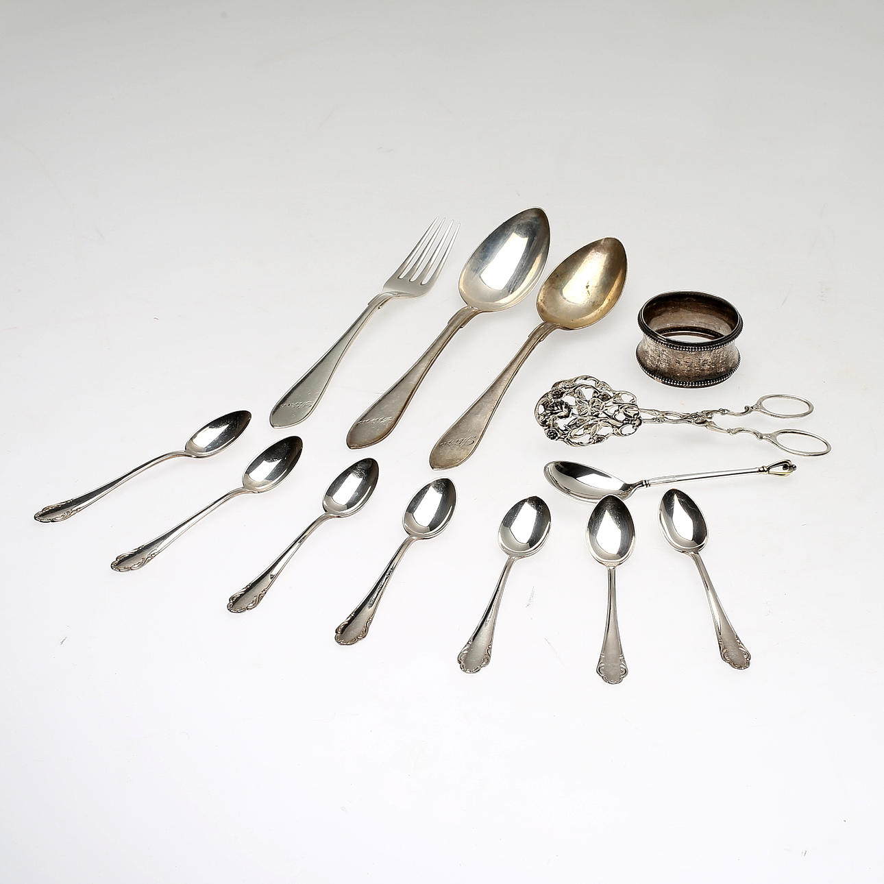 SILVERFÖREMÅL, 13 st. Total vikt ca 235 g.