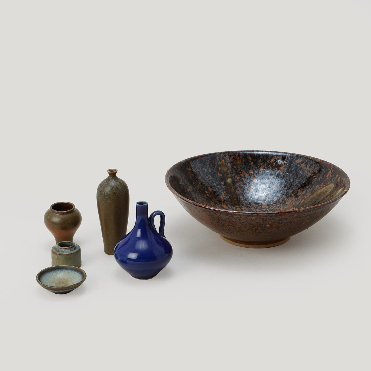 MINIATYRER OCH SKÅL, 6 st, stengods.