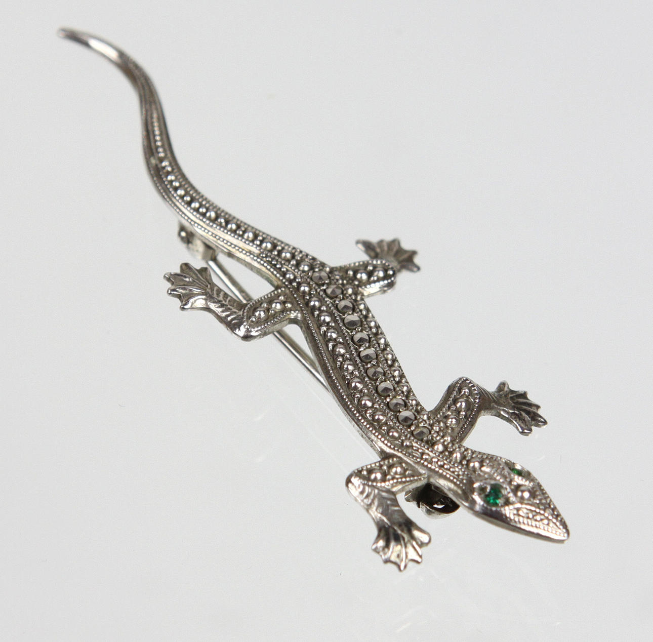 BROSCH, salamander, markasiter, silver 800, omkring 1920.