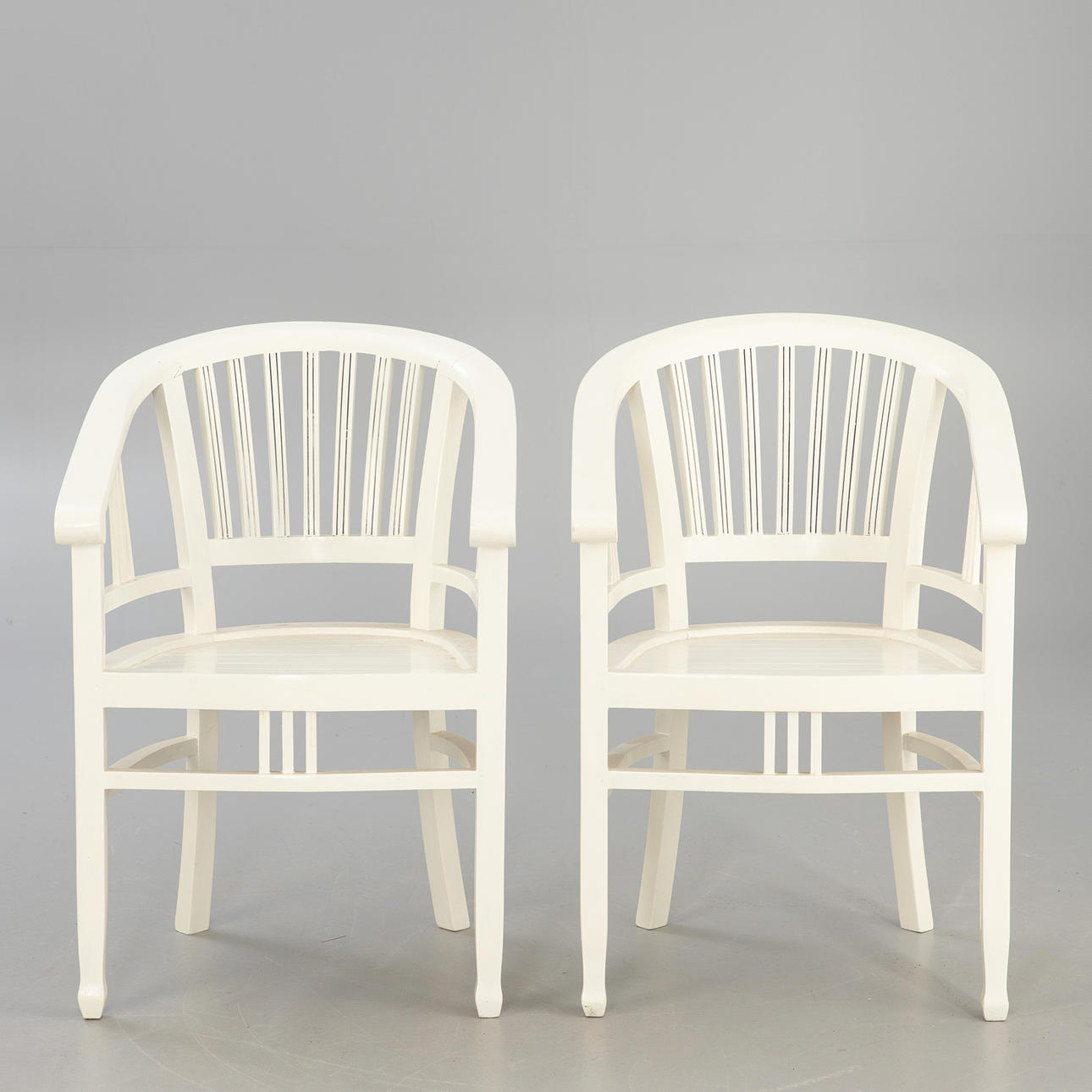 2 armchairs/garden chairs painted white (2).