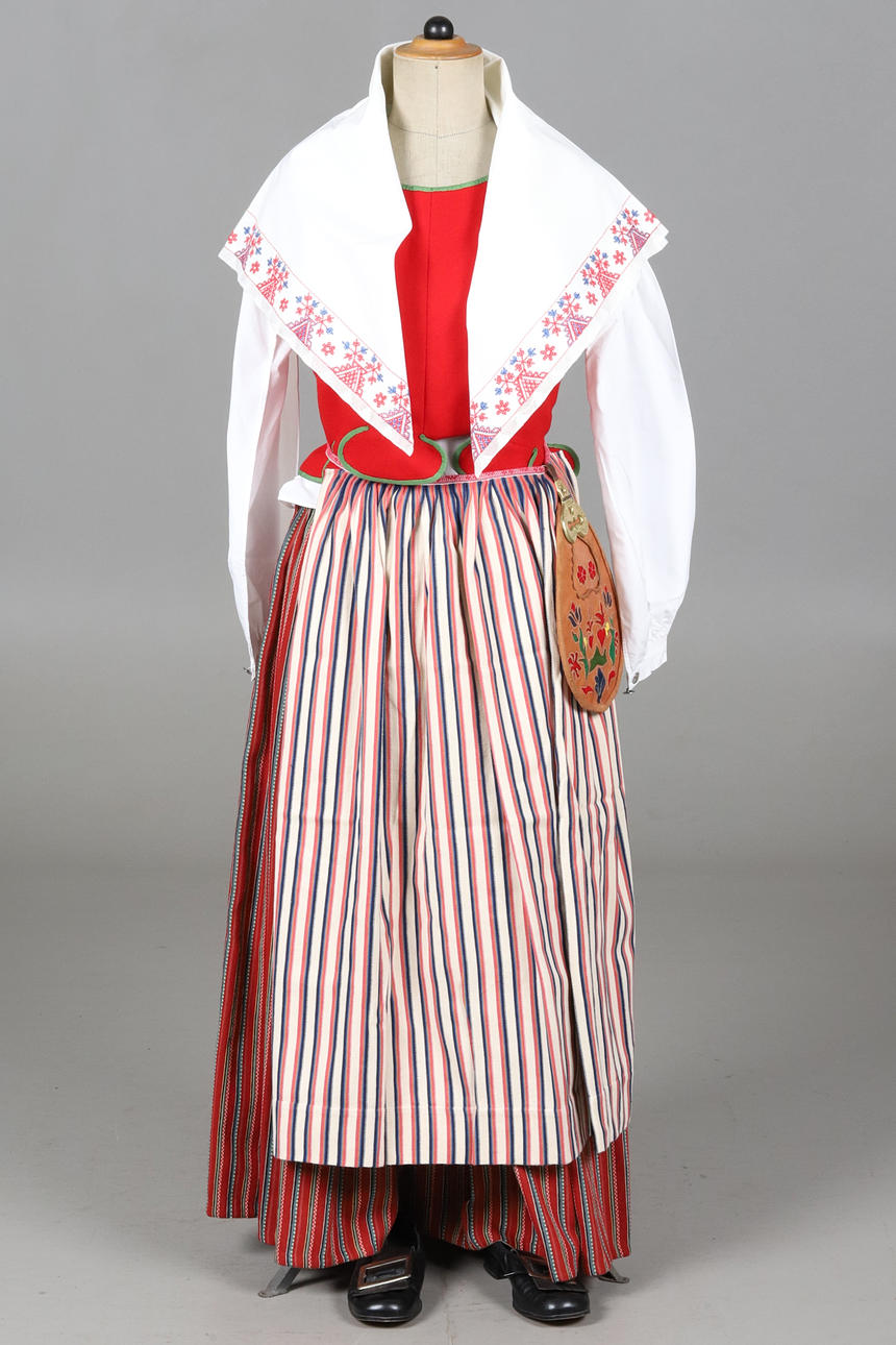 A 19 piece folk costume from Östergötland.