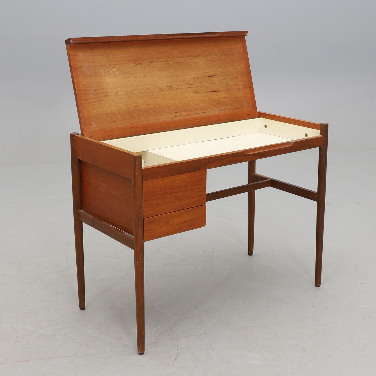 A 1960'S DRESSING TABLE.