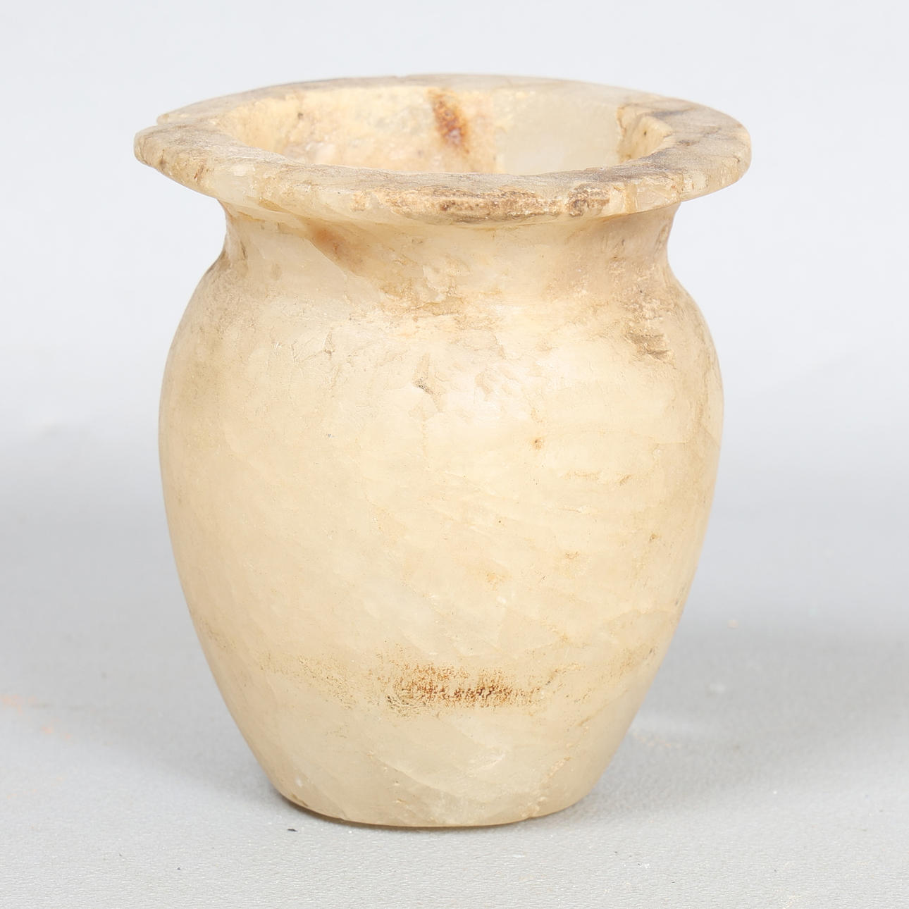 AN EGYPTIAN ALABASTER KOHL VESSEL, CIRCA 1500-1000BC.