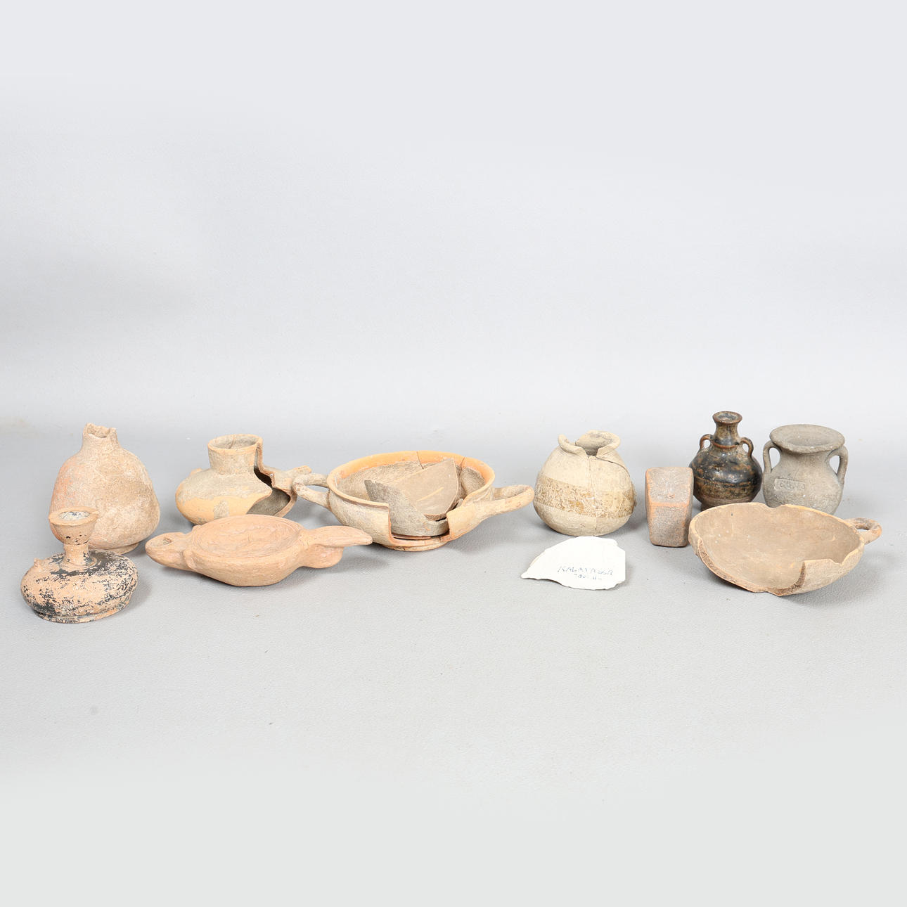 EINE SAMMLUNG RÖMISCHER UND SPÄTERER KERAMIKFRAGMENTE (MENGE).