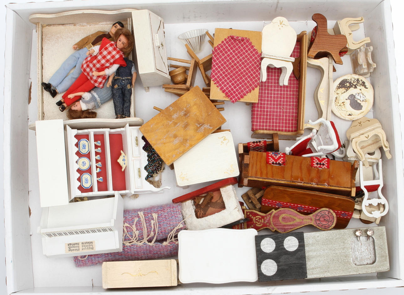 DOCKSKÅPSMÖBLER, diverse ca 35 föremål.