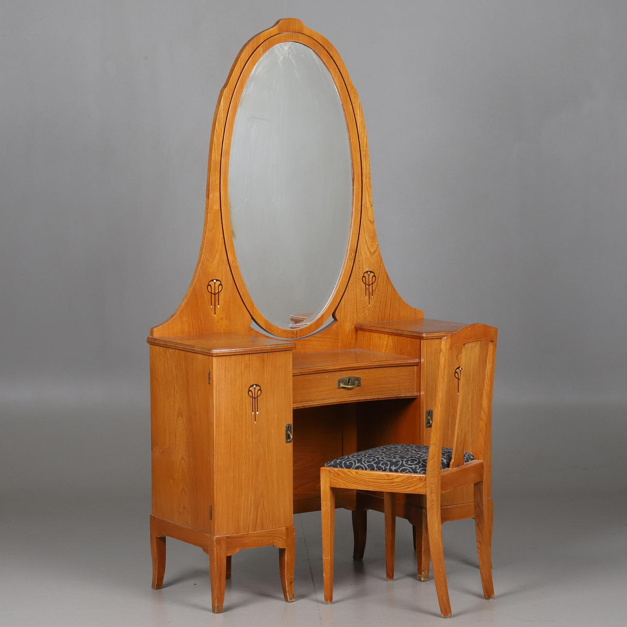 A 1920/30's dressing table with chair.