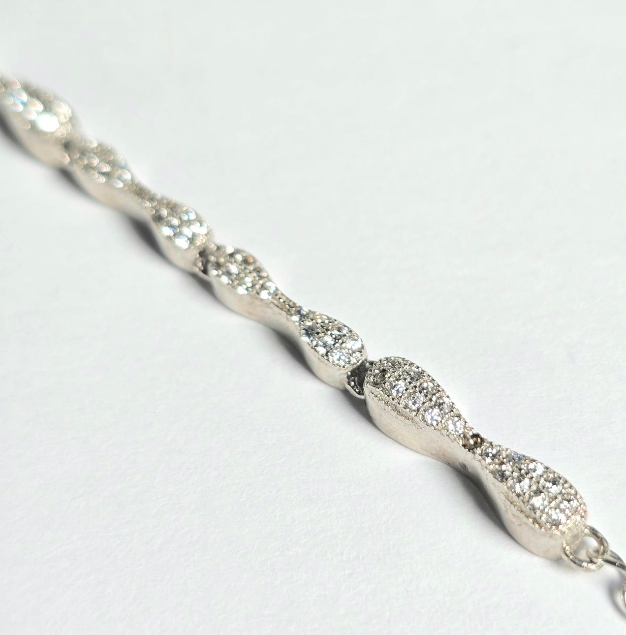 PULSERA ESTILO RIVIERE EN PLATA CON CIRCONITAS.