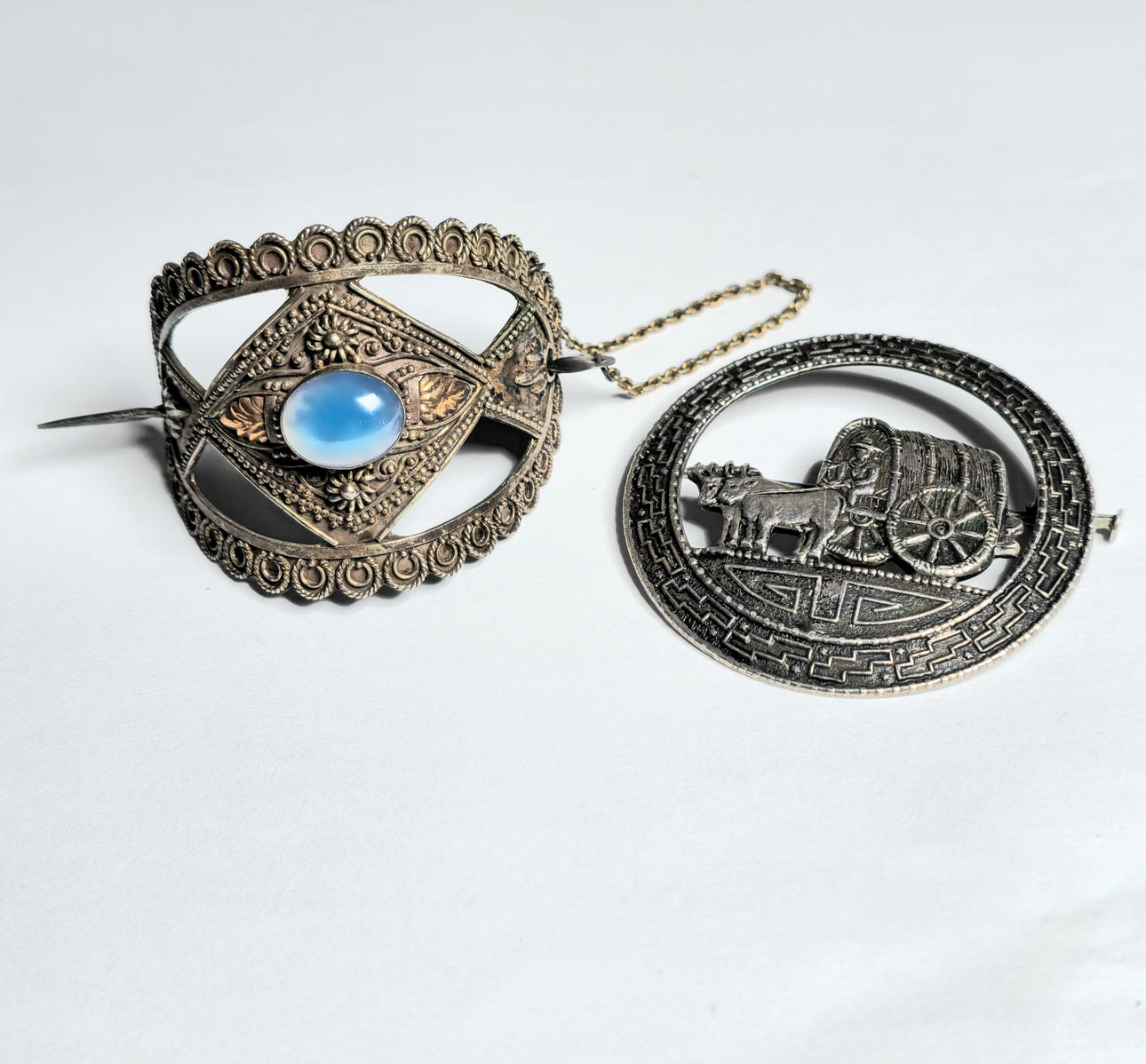 SØLV BROCHE OG GAFFEL MED GULDUDSIGT.