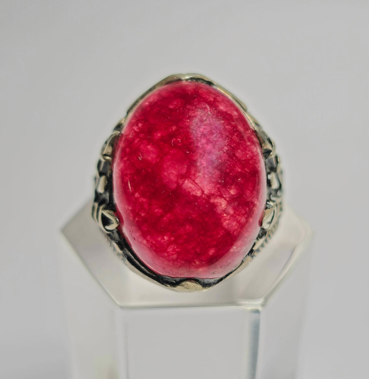 SILVER RING WITH RHODOLITE CABOCHON.