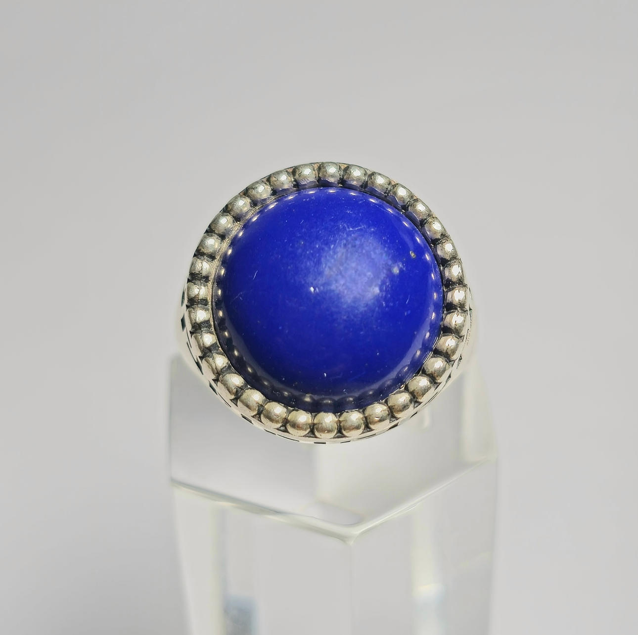 SILVER RING WITH LAPIS LAZULI.