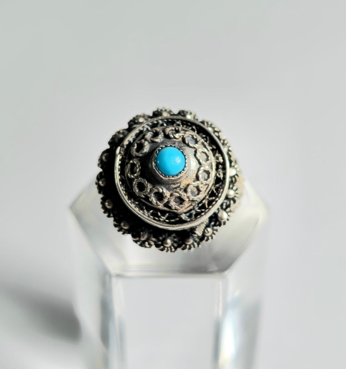 FILIGREE AND TURQUOISE STERLING SILVER RING. INNER BOX.