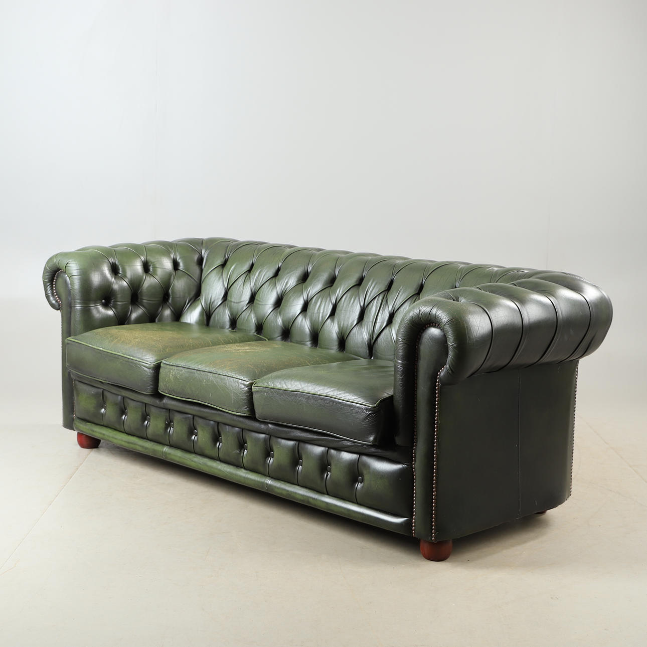 SOFA, 3-seater, green leather, Chesterfield model.