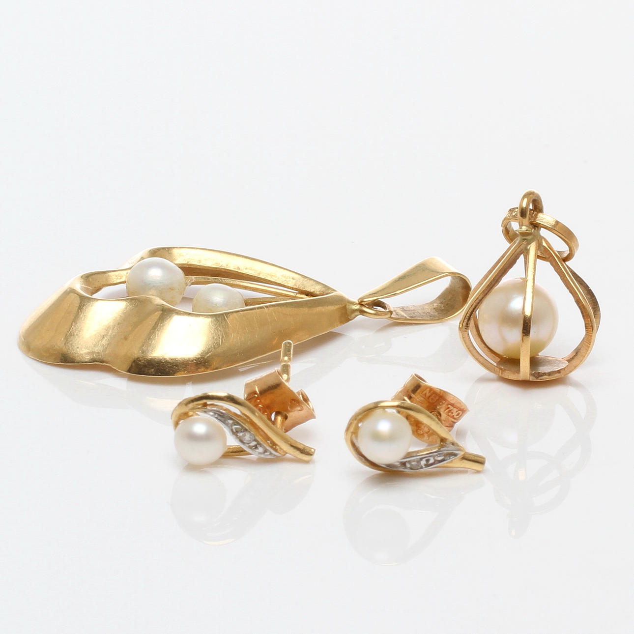 HÄNGEN 2 st samt ÖRHÄNGEN 1 par, 18k guld med odlade pärlor, 1900-tal.