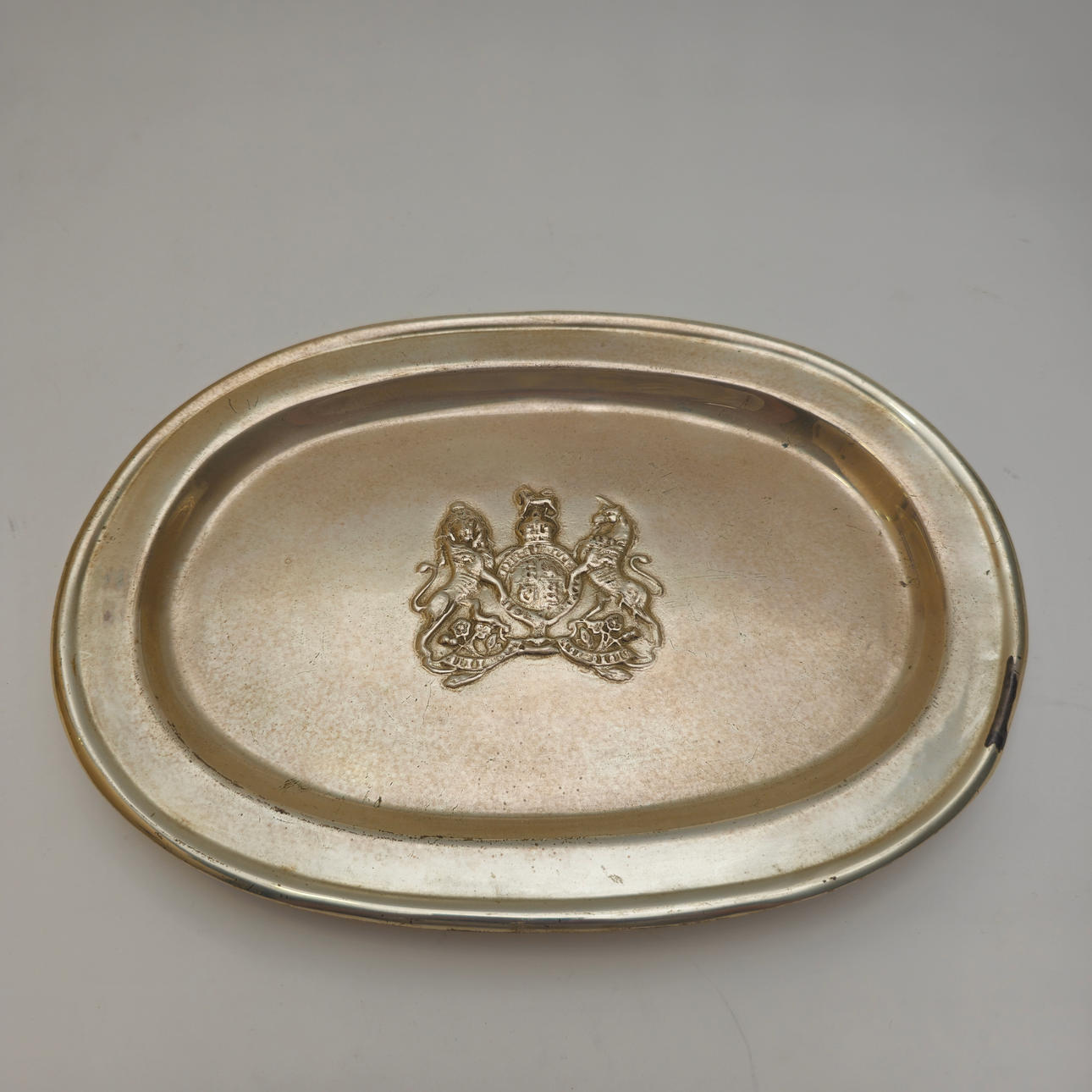 VALIANT. TRAY FOR CARDS. SILVER METAL. HERALDIC SHIELD.