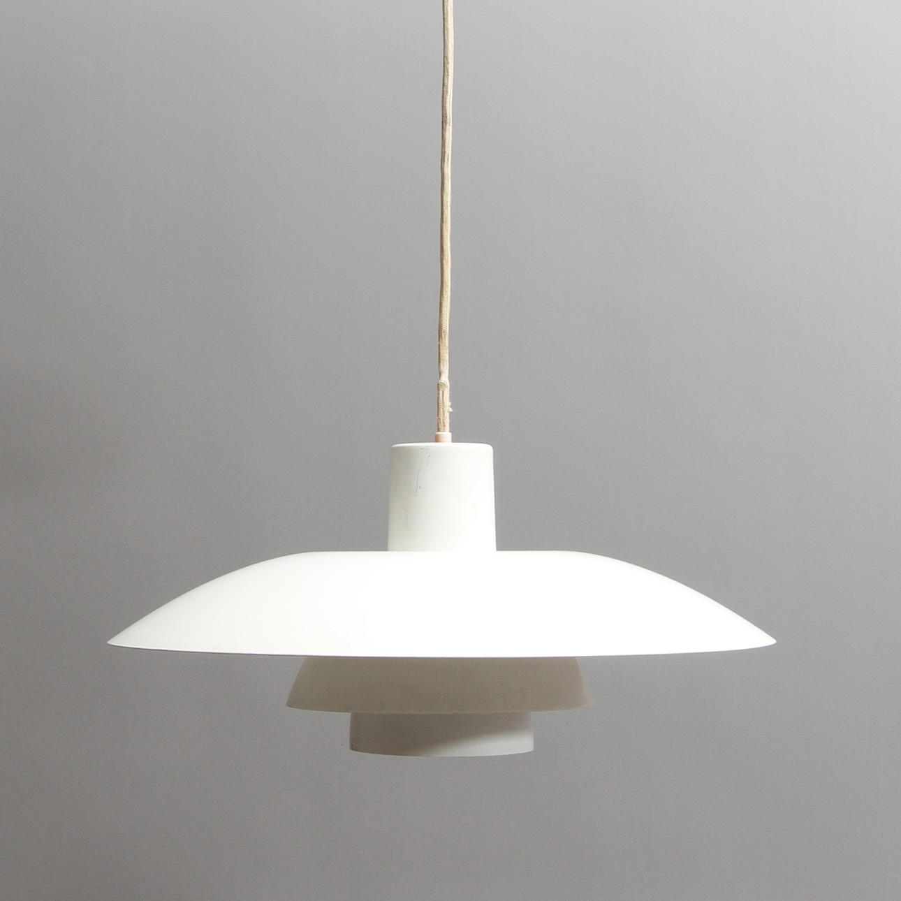 TAKLAMPA, PH-4, Poul Henningsen för Louis Poulsen, omkring 1900-talets miit.